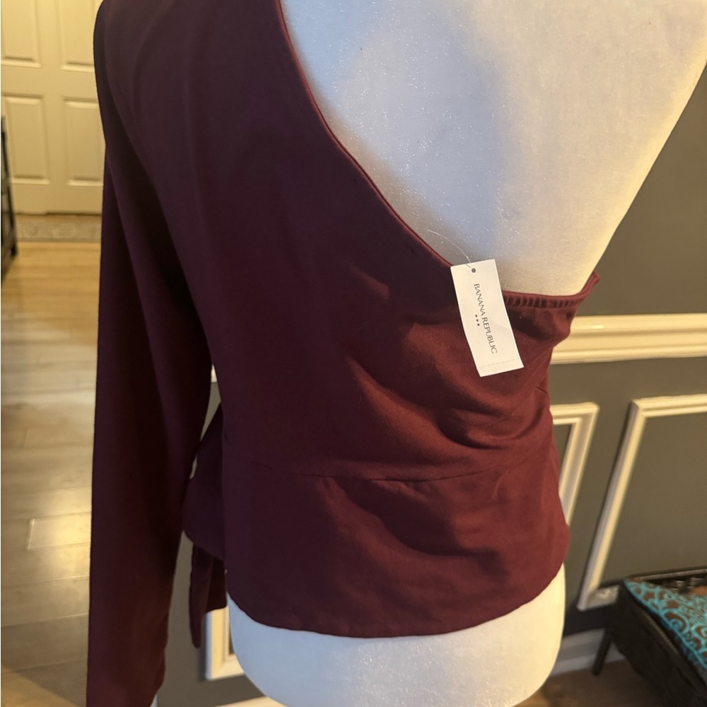 Banana republic maroon one sleeve top - Picture 2 of 3